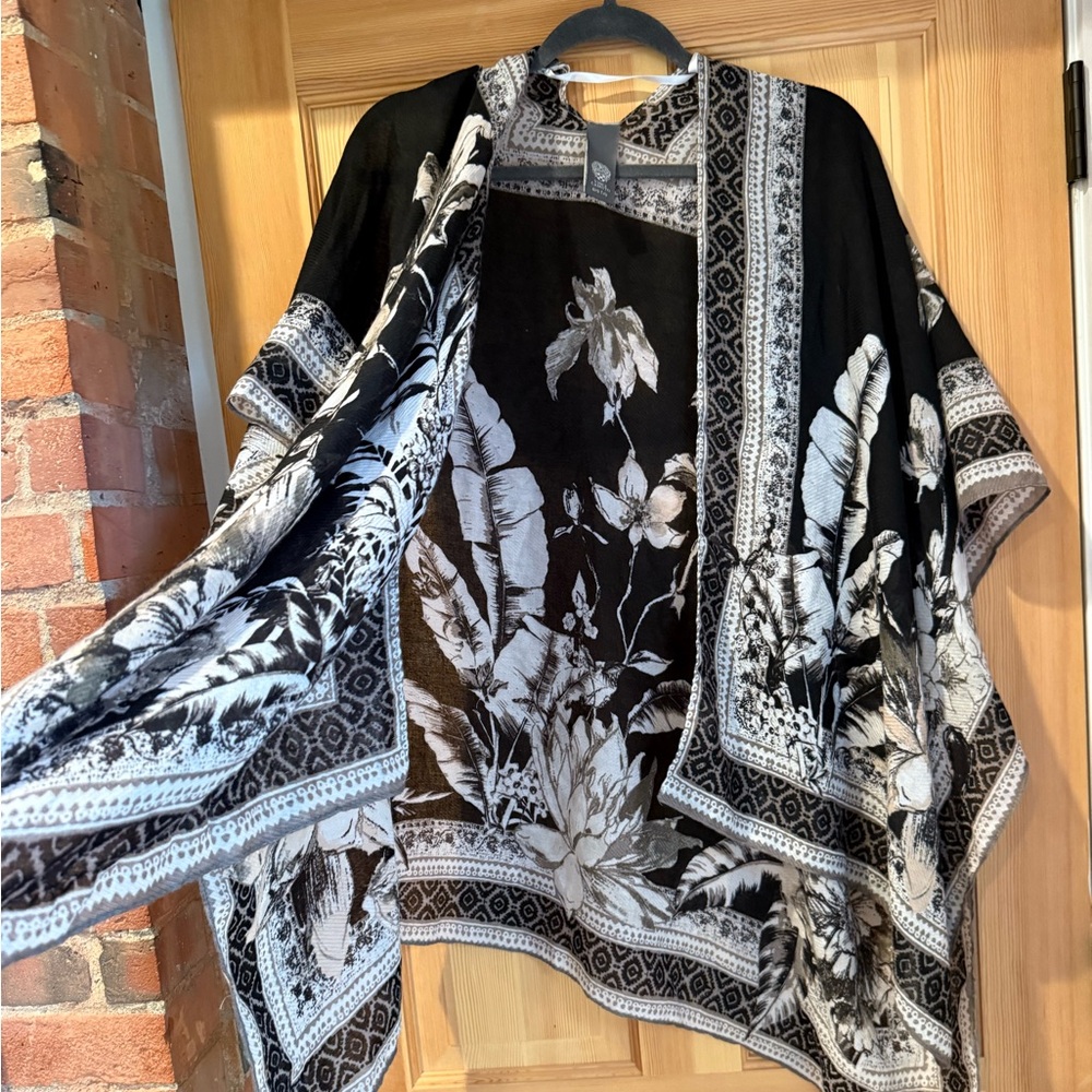 Vince Camuto Black and Gray Printed Kimono Cardigan - Picture 2 of 4